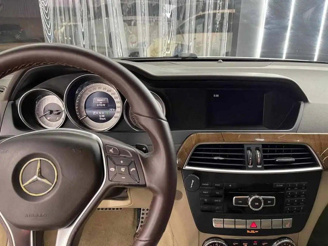 مرسيدس C-Class كوبيه 2015 - بحالة الوكالة - صورة 3