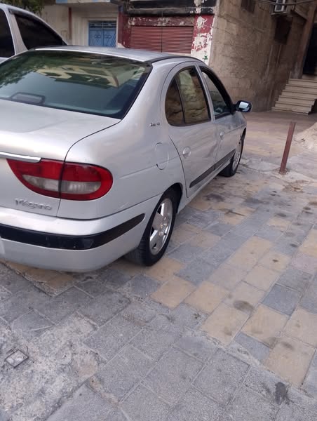 رينو ميغان 2010 - صورة 2