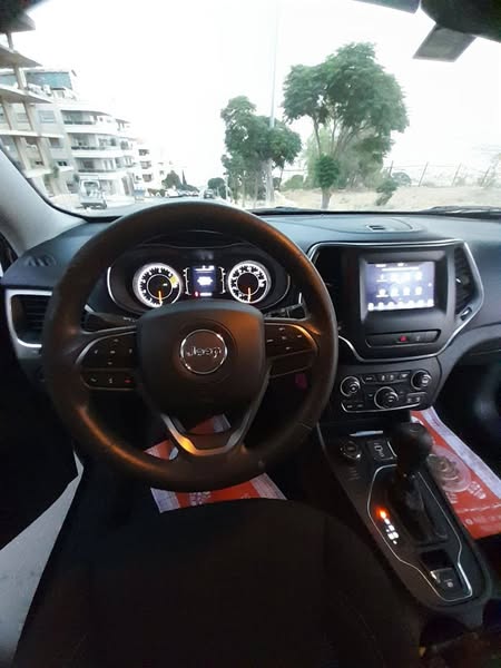 جيب شيروكي 2021 - صورة 1