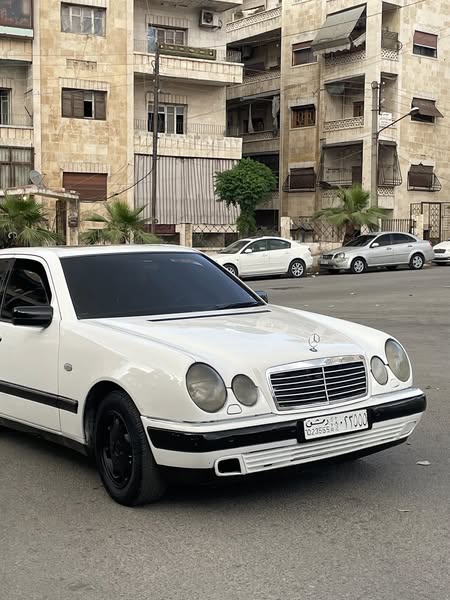 مرسيدس إي كلاس 2000 - صورة 1