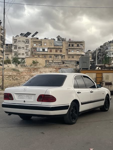 مرسيدس إي كلاس 2000 - صورة 3