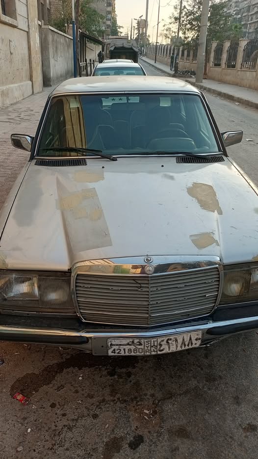 مرسيدس 230 1977