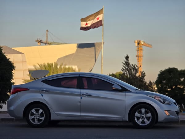 هيونداي افانتي 2012 - صورة 2