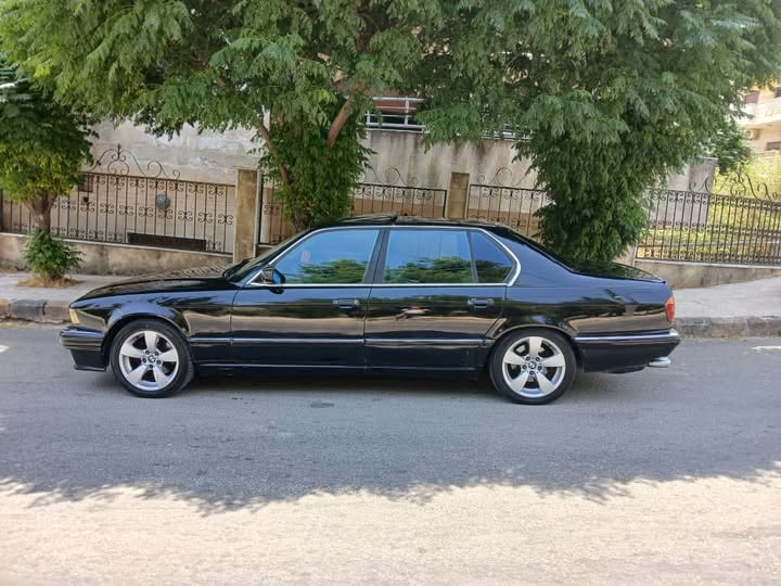 بي إم دبليو الفئة السابعة 1992