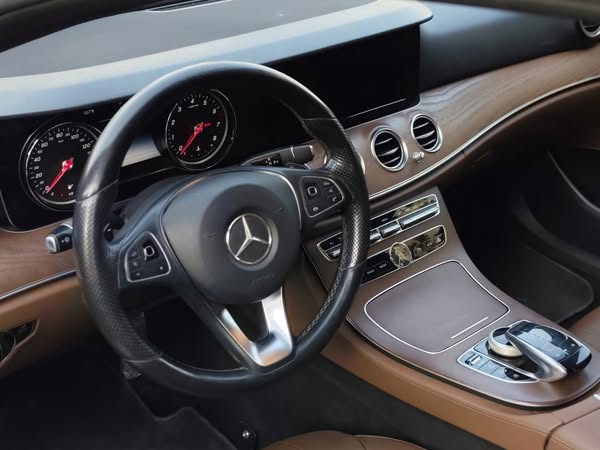 مرسيدس بنز E300 2018 - صورة 2