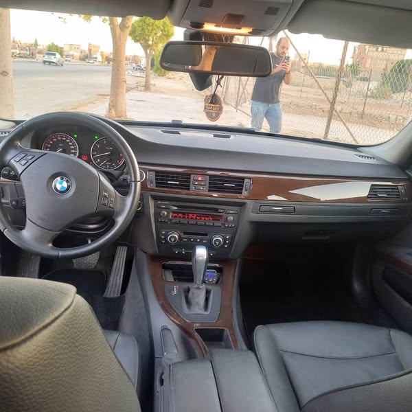 BMW 320i 2012 - صورة 4