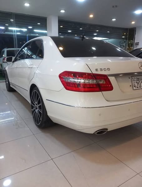 ميرسيدس E300 2011 - صورة 1