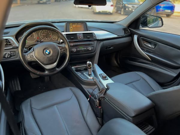 BMW 320 2012 - صورة 2