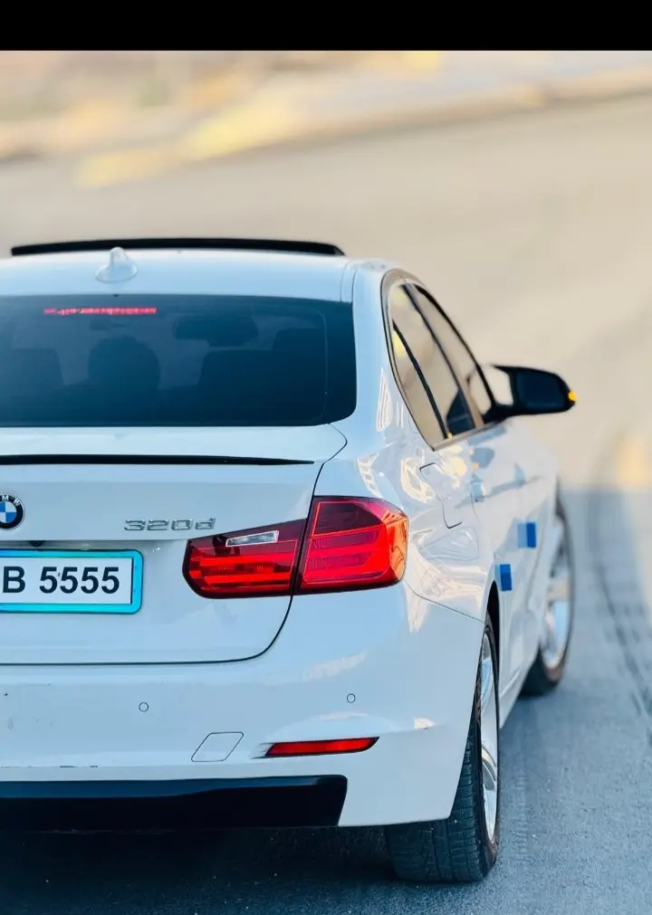 BMW 328i 2012 - فتحة سقف مميزة - صورة 1